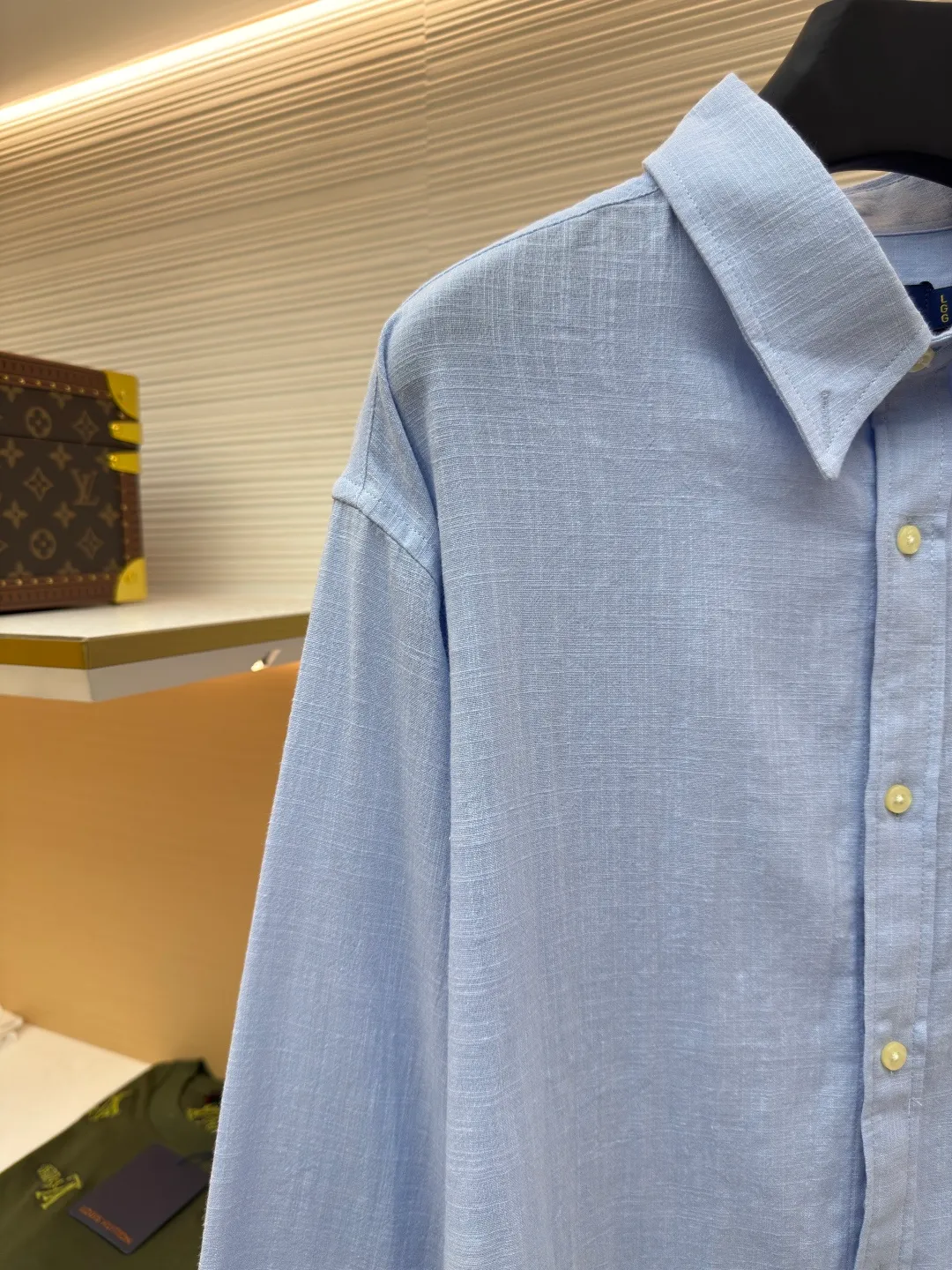 Ralph Lauren embroidered linen shirt ●Original version: Purchased and developed at 1690 ●Item number: 1680731-A75 ●Material: linen fabric ●Technology: embroidery production ●Version: fitted version ●Weight: about 240 grams ●Size: S-M-L-XL ●Description: Selected high-quality linen material with natural texture and breathability, firm and smooth, comfortable and skin-friendly, elegantly presented with a deep ink color The exquisite red pony mark is embellished, like a smart flame in the dark night. The clever design of the outer I-shaped pleated split back shoulder adds a sense of agility and detachment, and contains the soul of fashion in a minimalist shape. Adopt imported machine embroidery technology, use advanced computer control system and precision mechanical components to achieve the iconic pony embroidery operation with high precision and smooth and delicate lines. Adopting side-turning and embedded clamping stitching technology, it is smooth and tidy. The fabrics have been carefully washed and have a better feel and texture. They are not easy to deform, shrink or fade, and maintain long-term beauty. The overall wiring is straight and delicate, the fabric is comfortable and soft, and the color is consistent without color difference. It can be matched with the same style to create a fashionable look and control various occasions. Customized accessories, complete with three standards, same style for men and women!